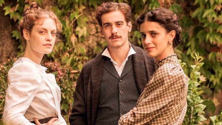Benedetta Porcaroli (a destra) interpreta Maria “Mariù” Pascoli, la sorella del poeta, nel film biografico “Zvanì. Il romanzo famigliare di Giovanni Pascoli” (2025) diretto da Giuseppe Piccioni