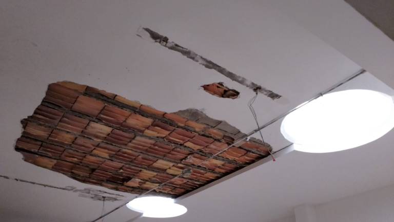 Crollo del soffitto nella sede dell'archivio del Comune di Rimini