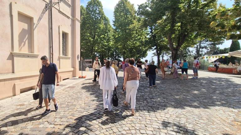 Madonna del Monte: tantissimi i fedeli in ascesa dalle Scalette per l’Assunta a Cesena