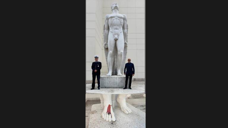 Forlì, scoperto l’imbrattatore della statua di Icaro: “Risarcirà i danni”