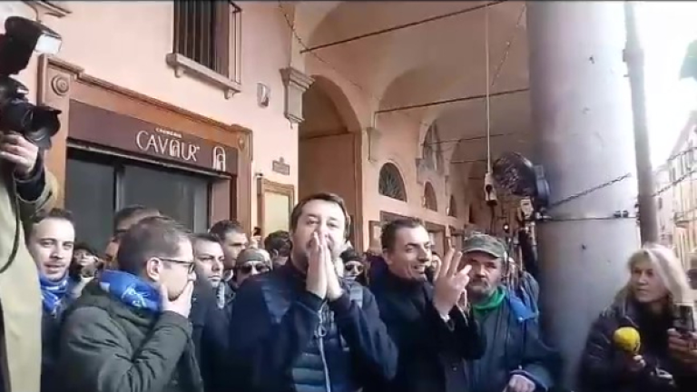 Salvini a sorpresa a Imola. In piazza selfie e contestazioni - VIDEO