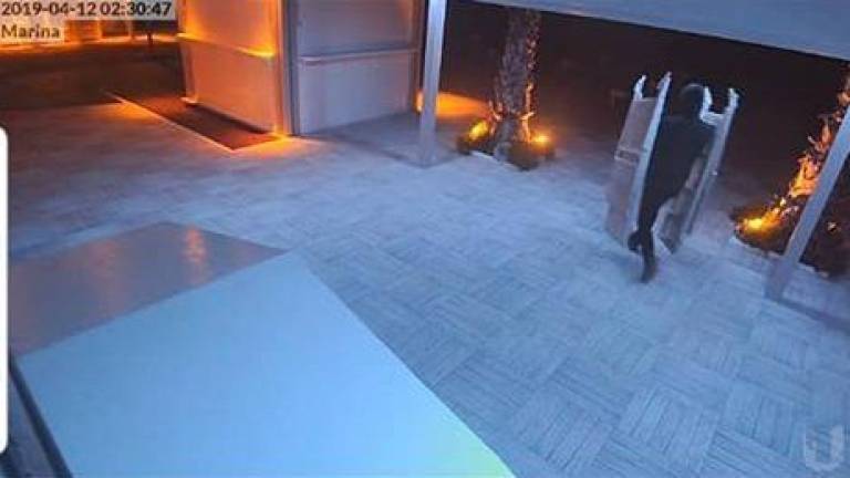 Bagnino di Riccione pubblica il video del ladro che ruba i lettini