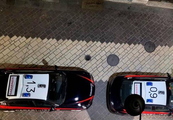 Botte e lite a bottigliate in pieno centro nella notte a Ravenna