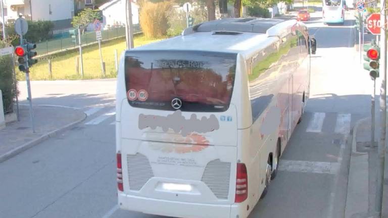 A Rimini corse folli all'incrocio: anche il bus turistico passa col rosso