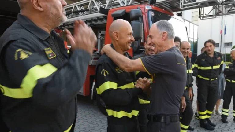 Forlì, vigile del fuoco va in pensione: il saluto dei colleghi