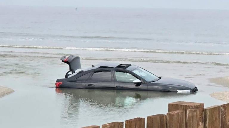 L’auto abbandonata alla foce del Marano