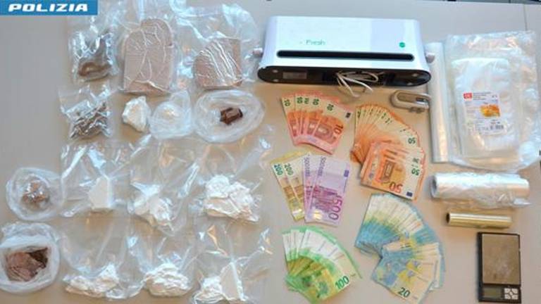 Ravenna, aveva in casa coca, eroina e marijuana: arrestato