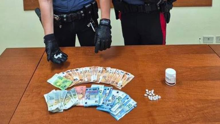 Castel Bolognese, spaccio: arrestato 33enne, sequestrate dosi di crack e denaro