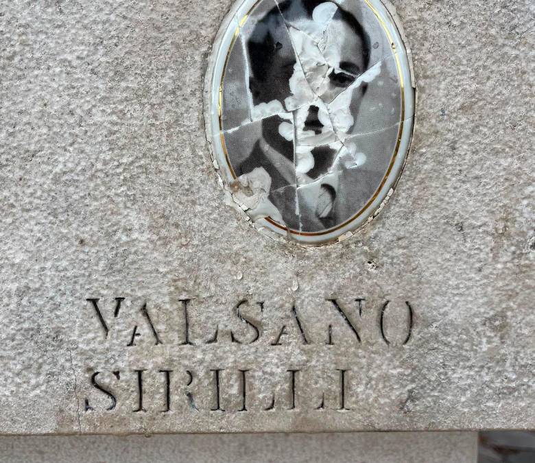 Ravenna, vandali contro le foto del Ponte dei Martiri. L’Anpi: «Ci auguriamo che siano accertate le responsabilità»