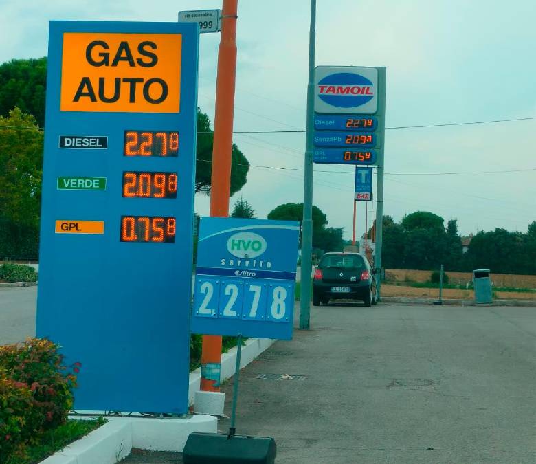 Il distributore di Tamoil in via Cesenatico a Ponte Pietra