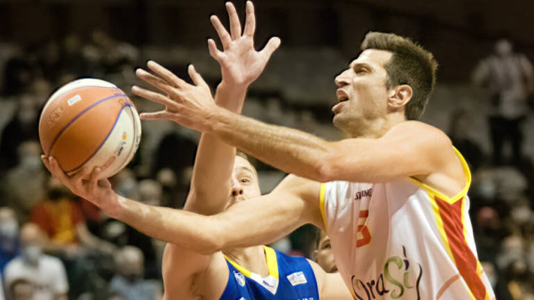 Basket A2, l'OraSì cade a Verona e perde il primo posto (81-78)