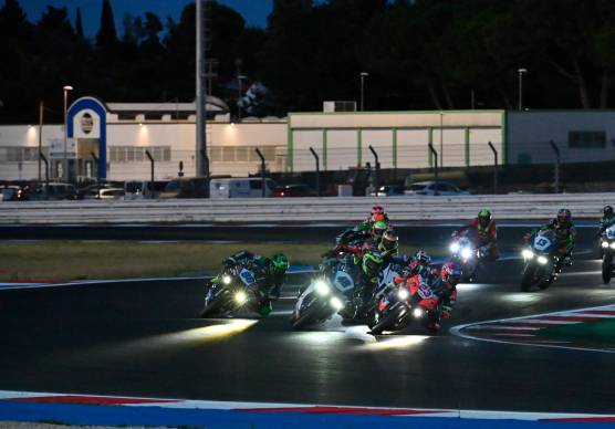 La gara della Supersport notturna nella seconda tappa del 2026 a Misano