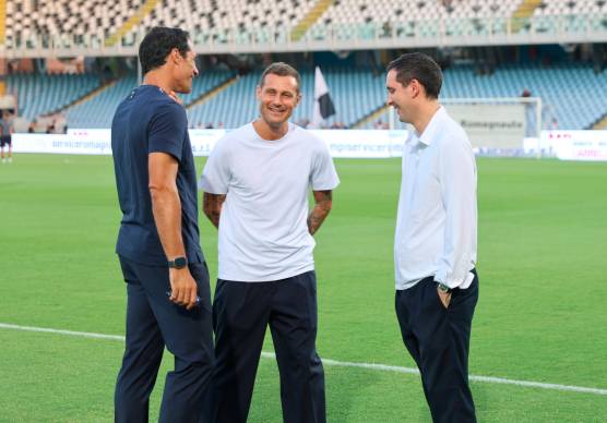 Il diesse Andrea Mancini (a destra) con Bernardo Corrado e Alessandro Diamanti