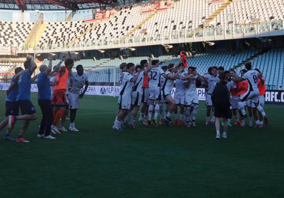 Lo staff tecnico guidato da Nicola Campedelli e tutti i giocatori bianconeri festeggiano la vittoria ottenuta contro l’Inter (foto Gianmaria Zanotti)