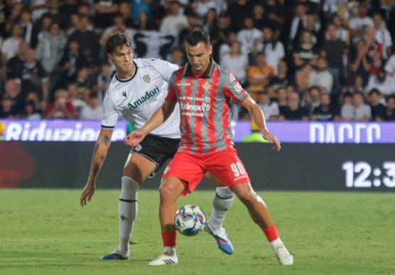 Jacopo Gelli contro Federico Bonazzoli nel match tra Cesena e Cremonese