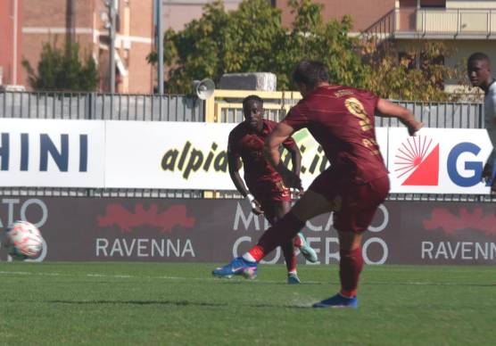 Simone Rabbi realizza su rigore il gol del definitivo 2-0 (foto Massimo Fiorentini)