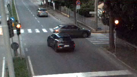 Rimini, sfreccia col rosso, incidente evitato per un soffio VIDEO