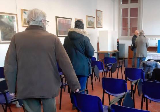 Votanti al seggio del Quartiere Centro urbano
