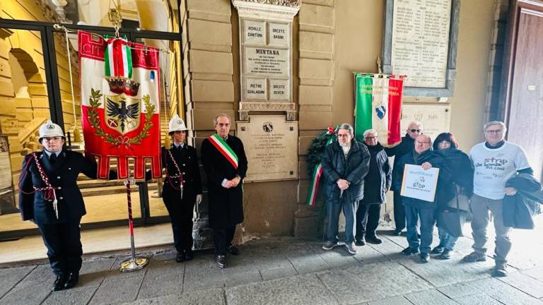 Forlì, la fontana di Piazza Ordelaffi illuminata di blu in onore delle vittime civili di guerra