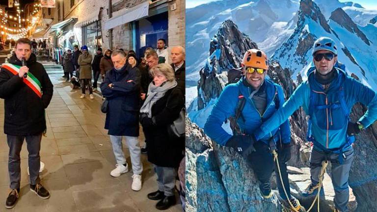 Il sindaco Filippo Sacchetti durante un momento di raccoglimento pubblico con le famiglie di Luca Perazzini e Cristian Gualdi