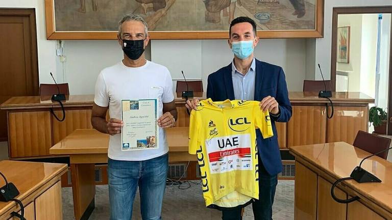 Cesenatico, al sindaco Gozzoli la maglia gialla di Tadej Pogacar al Tour de France