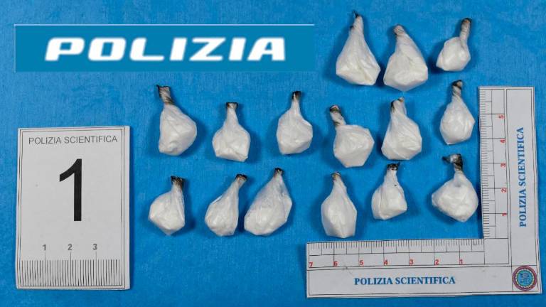 Cesena, prende un’auto a noleggio e va a spacciare cocaina: trovato con 21 dosi e arrestato