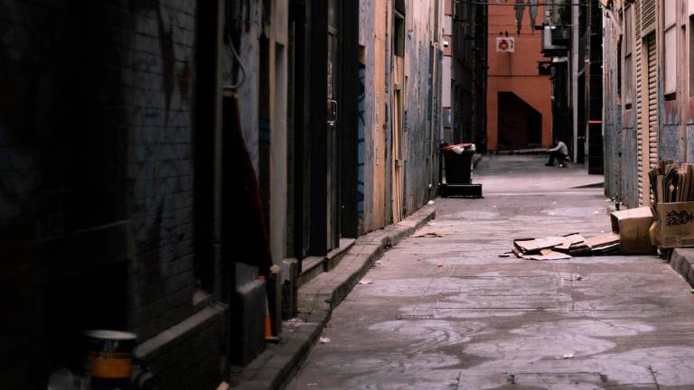 Sabato sera di terrore per un 14enne in centro a Ravenna: inseguito e picchiato dal branco di ragazzini