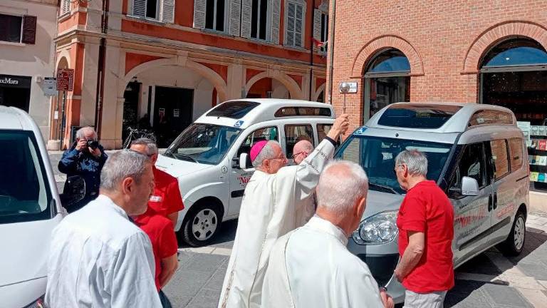 La benedizione dei mezzi dell’associazione fatta dal vescovo
