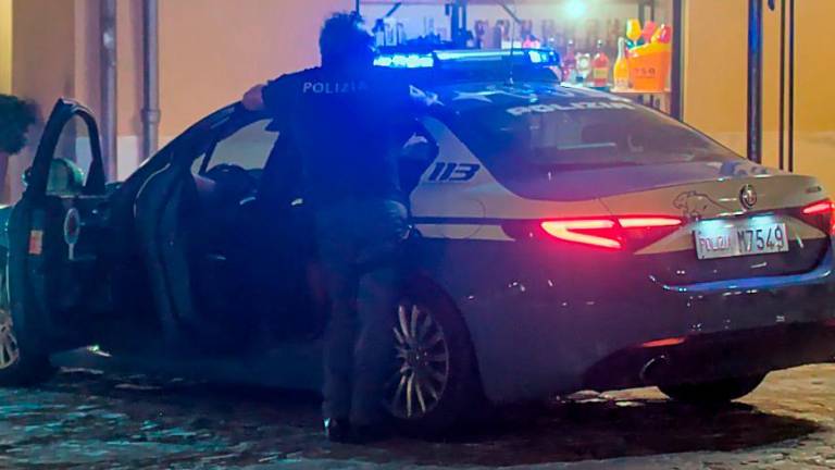 Ravenna, ubriaco fradicio lancia sedie in piazza: multa e ordine di allontanamento