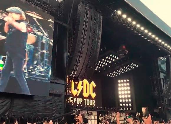 Imola, il concerto degli AC/DC inizia con una dedica a tutto gas. VIDEO