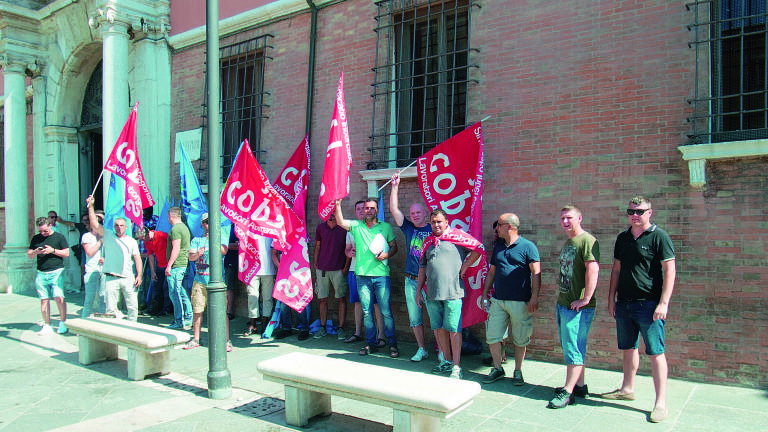 Faenza, lavoratori in protesta bloccano poi incontrano il prefetto