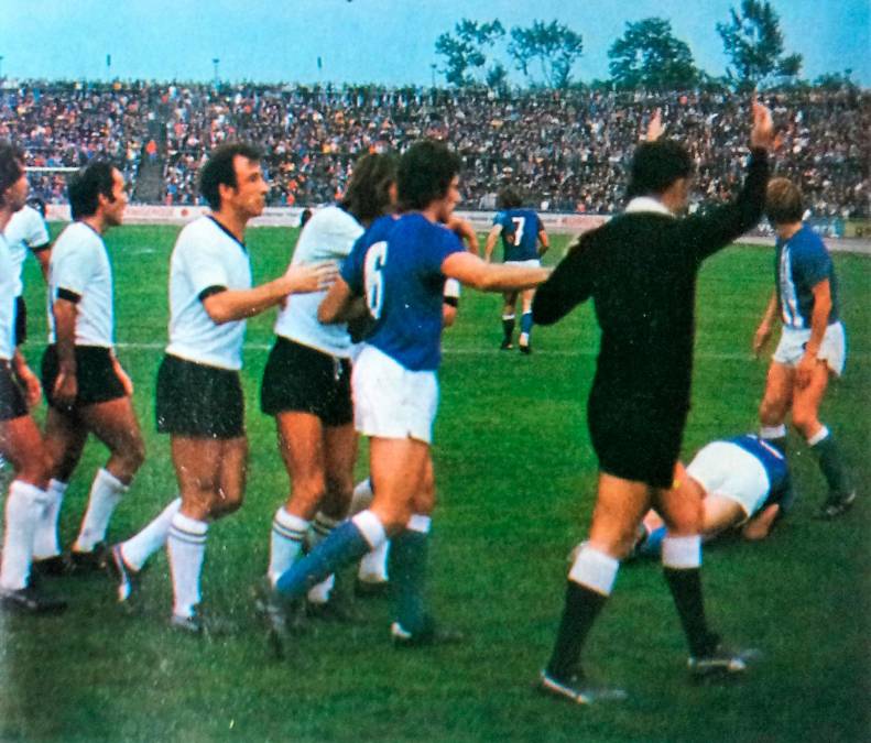 Jürgen Sparwasser a terra dopo il pugno incassato da Lamberto Boranga (foto Guerin Sportivo)