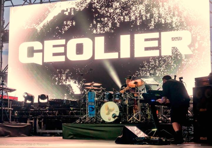 Riccione Music City, il ciclone Geolier: in migliaia sotto il palco di piazzale Roma