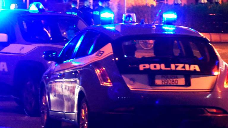 Rimini, ruba superalcolici a Marina Centro: una poliziotta fuori servizio lo fa arrestare