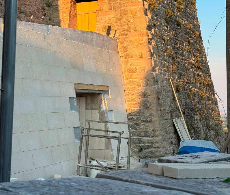 Montefiore Conca, Italia Nostra: «Lavori a metà e sfregio alla Rocca»