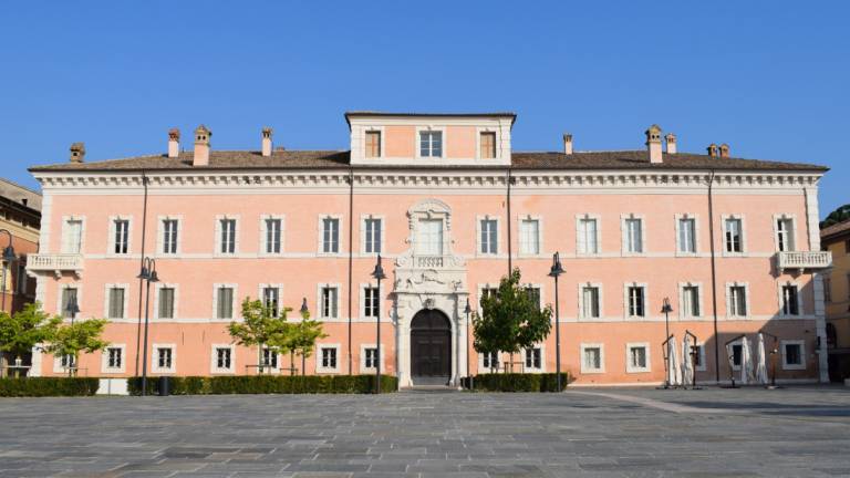 Ravenna, la facciata di palazzo Rasponi si colora di blu in onore dei 30 anni del 118