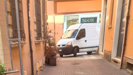 Il furgone proveniente da corso Sozzi in entrata in vicolo Masini