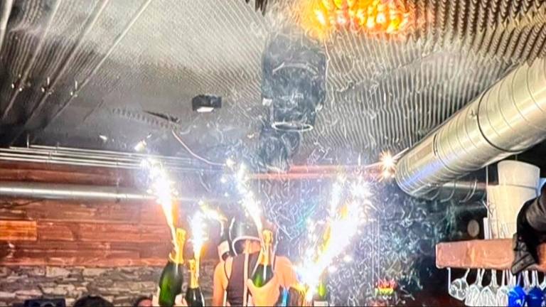 L’interno del bar Le Constellation dove è scoppiato l’incendio