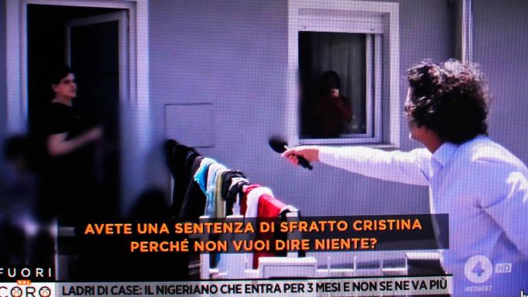 Un momento del tentativo di intervista dell’inviato di Rete 4 alla coppia che occupa abusivamente l’abitazione
