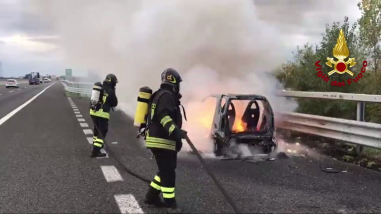 Fiamme distruggono Smart in autostrada a Rimini - VIDEO