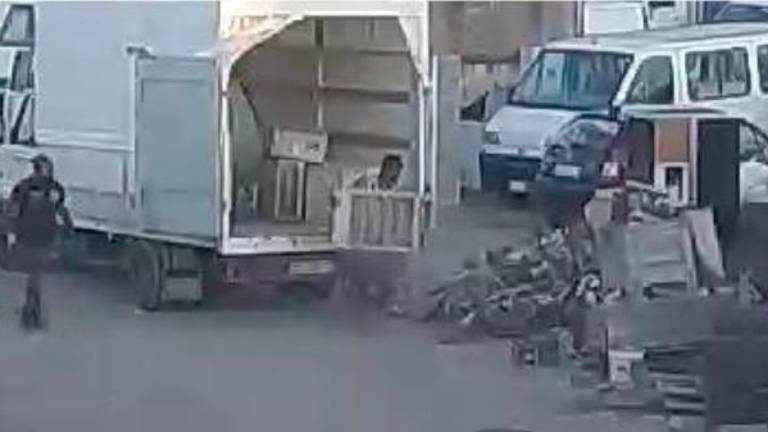 Cattolica, nella maxi-discarica abusiva c’erano anche 4 ambulanze e uno Scuolabus: 12 indagati