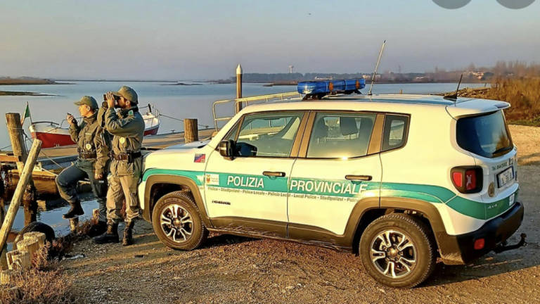 Ravenna, con la motopompa turbo a pescare vongole in area protetta: la polizia li scopre