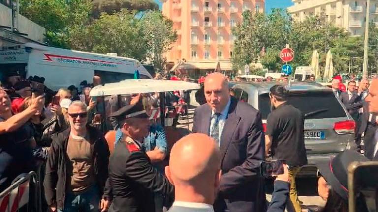 Rimini. “Viva il ministro!” “No, viva l’Arma dei carabinieri!”. VIDEO