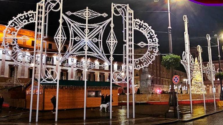 “Forlì che (non) brilla”, un guasto dovuto alla pioggia spegne piazza Saffi