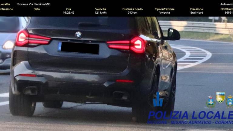 Riccione, oltre i 100 all'ora per due volte in pochi minuti davanti allo stesso autovelox: multa di 727 euro
