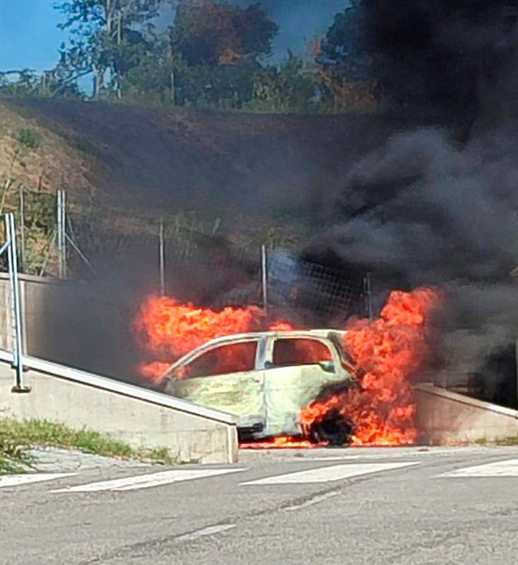 Cesena, scoppia la batteria: auto elettrica in fiamme a Borello