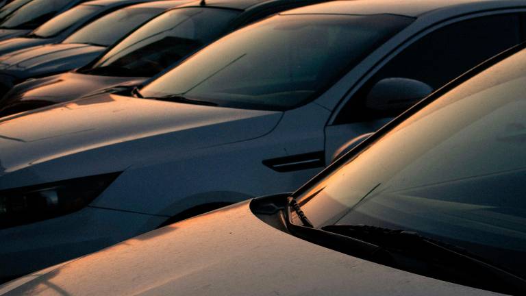 Noleggiano auto a Napoli, ma scelgono Forlì come finta sede legale per avere polizze Rca più economiche: denunciati i due titolari
