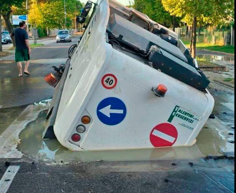 Cervia, mezzo per la pulizia delle strade finisce in una voragine