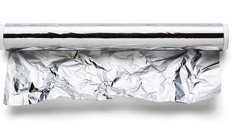 Rimini, avvolge i vestiti nell’alluminio e prova a rubarli alle Befane: colto sul fatto e arrestato