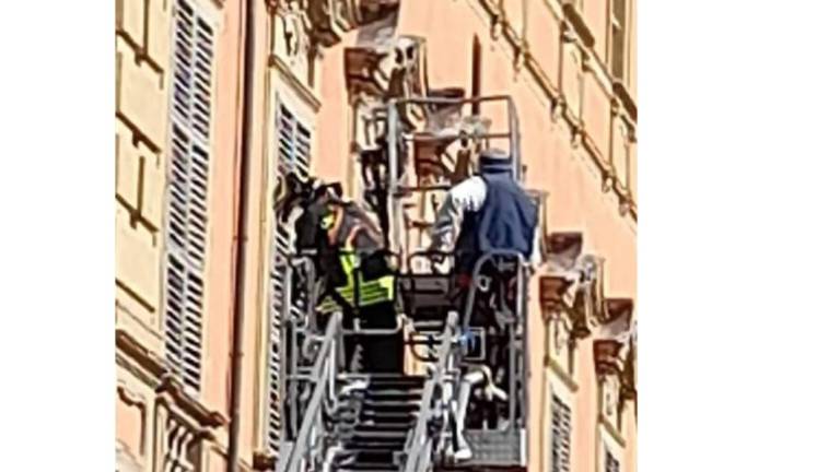 Faenza, un furgone urta la gru: due operai appesi al cornicione salvati dai pompieri